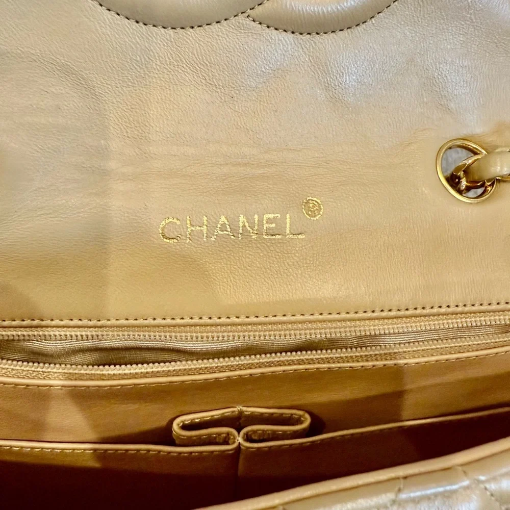 *RARE* Vintage Chanel
Flap Bag, 24krt gold plated (Coco trademark relaunch) - Picture 13 of 16